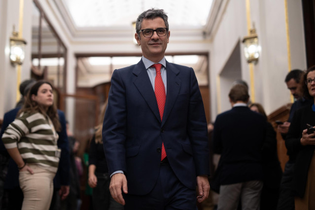 El ministro de la Presidencia, Justicia y Relaciones con las Cortes, Félix Bolaños, a su salida de una sesión plenaria, en el Congreso de los Diputados, a 28 de noviembre de 2023, en Madrid (España).