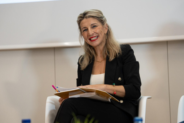 La vicepresidenta y líder de Sumar, Yolanda Díaz, durante la presentación del libro '¿Sociedad de mercado o sociedad decente?', en el Auditorio Zona Franca, antiguo rectorado de Vigo, a 30 de noviembre de 2023, en Vigo, Pontevedra, Galicia (España).