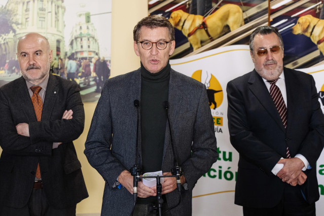 El presidente del Partido Popular, Alberto Núñez Feijóo (c), interviene durante su visita a las instalaciones de la Fundación ONCE del Perro Guía (FOPG), a 1 de diciembre de 2023, en Boadilla del Monte, Madrid (España). Durante la visita a las instalacion