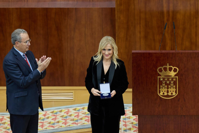 El presidente de la Asamblea, Enrique Ossorio entrega una medalla a la expresidenta de la Comunidad de Madrid Cristina Cifuentes (d), durante un pleno extraordinario en la Asamblea de Madrid, a 1 de diciembre de 2023, en Madrid (España).