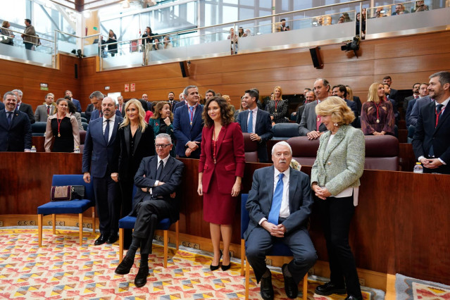 Isabel Díaz Ayuso posa con los expresidentes de la Comunidad de Madrid