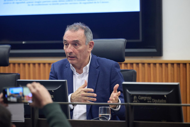 El diputado de Sumar Enrique Santiago, interviene durante la presentación del libro 'Maquis, la resistencia armada. Historia de la guerrilla antifranquista 1939-1952', en el Congreso de los Diputados, a 20 de noviembre de 2023, en Madrid (España). Esta ob