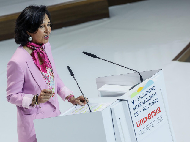 Archivo - La presidenta del Banco Santander, Ana Botín, interviene durante el V Encuentro Internacional de rectores Universia, en la Ciudad de las Artes y las Ciencias, a 9 de mayo de 2023, en Valencia, Comunidad Valenciana (España).