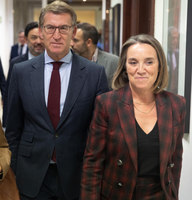 El presidente del PP, Alberto Núñez Feijóo y  la secretaria general del PP, Cuca Gamarra, salen de participar en el segundo día de las Jornadas Parlamentarias 