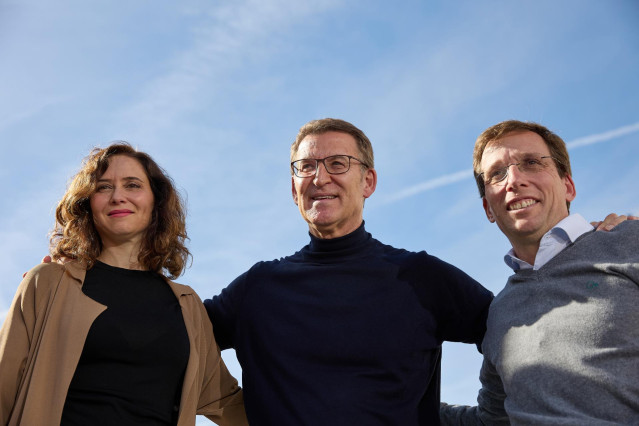 (I-D) La presidenta de la Comunidad de Madrid y del PP de Madrid, Isabel Díaz Ayuso; el presidente del PP, Alberto Núñez Feijóo, y el alcalde de Madrid, José Luis Martínez-Almeida, durante una manifestación contra la amnistía, en la Puerta del Sol, a 12 d