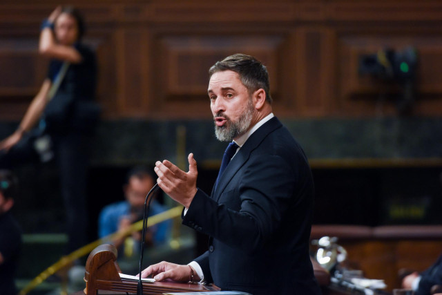 El líder de Vox, Santiago Abascal, interviene durante la primera sesión del debate de investidura de Pedro Sánchez como presidente de Gobierno, en el Congreso de los Diputados, a 15 de noviembre de 2023, en Madrid (España). El Salón de Plenos del Congreso