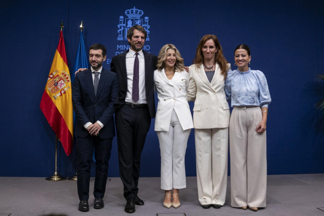 (I-D) El nuevo ministro de Derechos Sociales, Agenda 2030 y Consumo, Pablo Bustinduy; el nuevo ministro de Cultura, Ernest Urtasun; la vicepresidenta segunda y ministra de Trabajo y Economía Social, Yolanda Díaz; la nueva ministra de sanidad, Mónica Garcí