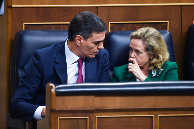 El presidente del Gobierno en funciones, Pedro Sánchez y la vicepresidenta primera, Nadia Calviño.