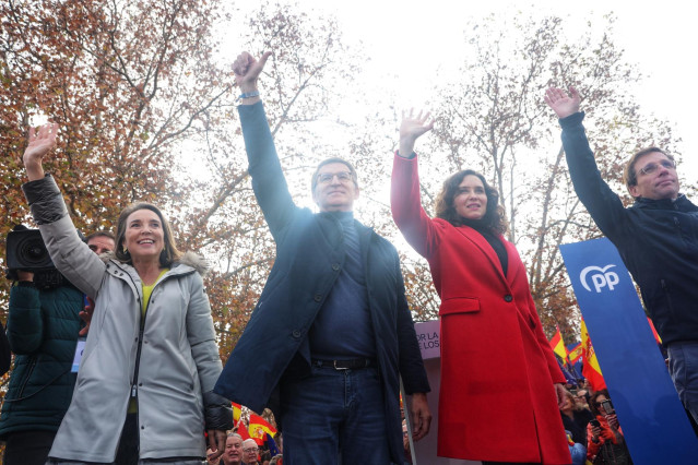 La secretaria general del PP, Cuca Gamarra, el presidente del Partido Popular, Alberto Núñez Feijóo, la presidenta de la Comunidad de Madrid, Isabel Díaz Ayuso, y el alcalde de Madrid, José Luis Martínez-Almeida, durante un acto del PP contra la amnistía
