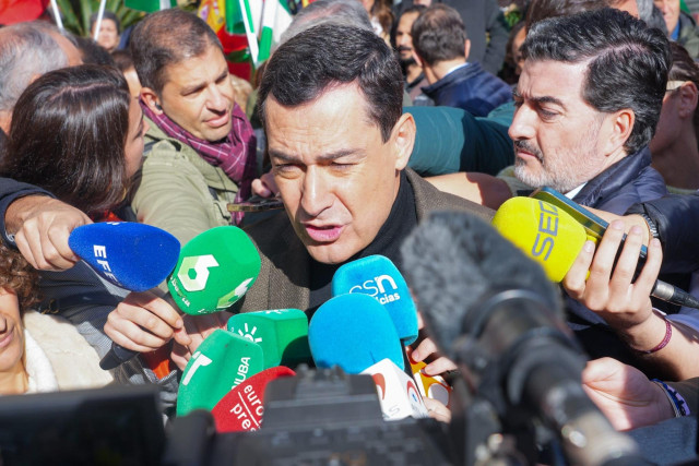 El presidente de la Junta de Andalucía, Juanma Moreno Bonilla, en la manifestación convocada en víspera de la conmemoración del 4D.