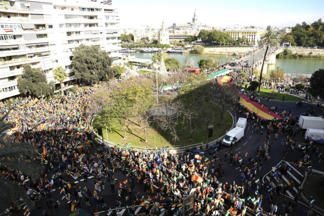 Varios miles de personas se han concentrado en la Plaza de Cuba de Sevilla en defensa de Andalucía, convocadas por el Foro Economía y Sociedad.