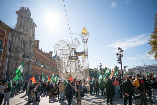 Unas Mil Personas Se Han Manifestado Este Domingo Al Mediodía En Sevilla, Desde La Puerta De La Carne Hasta El Palacio De San Telmo, Bajo El Lema 'Por La Soberanía, Lo Público Y La Paz' En Vísperas Del 4D.