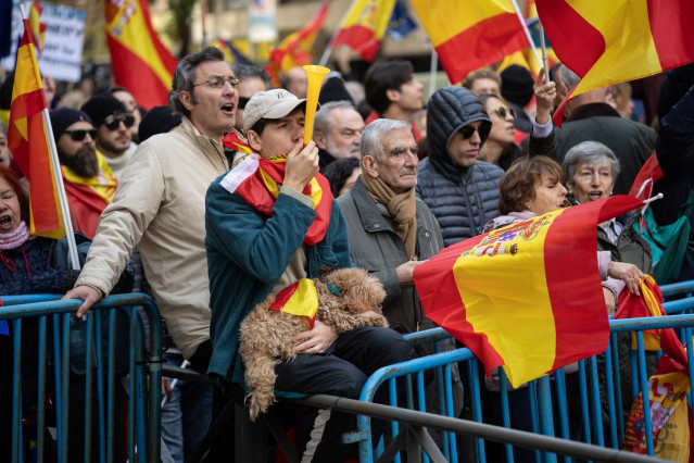 Varias personas se manifiestan en Ferraz tras un acto del PP contra la amnistía, a 3 de diciembre de 2023, en Madrid (España). El Partido Popular ha convocado este acto para protestar por la Ley de Amnistía que el PSOE registró en el Congreso de los Diput