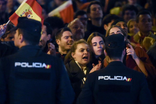 Decenas de personas durante una manifestación contra la amnistía frente a la sede del PSOE en Ferraz