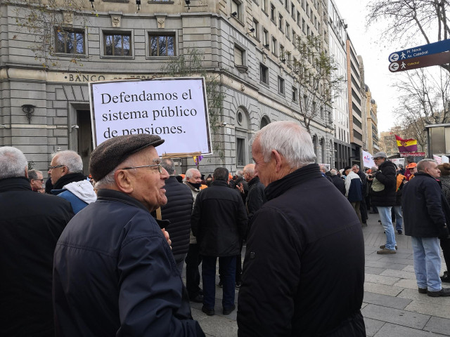 Archivo - Unos pensionistas se manifiestan por pensiones dignas en Barcelona