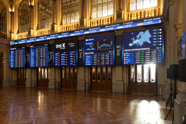 Vista de las pantallas informativas, en la Bolsa de Madrid, a 1 de diciembre de 2023, en Madrid (España).