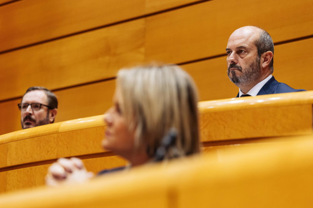 El portavoz del PP en el Senado, Javier Maroto (1i), y el presidente del Senado, Pedro Rollán (1d), durante una sesión plenaria, en el Senado, a 14 de noviembre de 2023, en Madrid (España). La Comisión de Reglamento del Senado ha avalado la reforma propue
