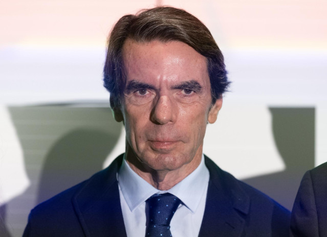 El expresidente del Gobierno José María Aznar posa a su llegada a la inauguración de la jornada 'La guerra de Gaza', en el Hotel Petit Palace, a 20 de noviembre de 2023, en Madrid (España).