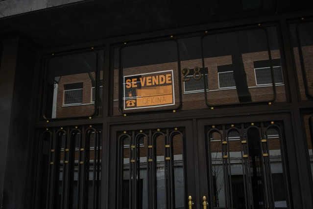 Archivo - Portal de una vivienda con una anuncio de venta.