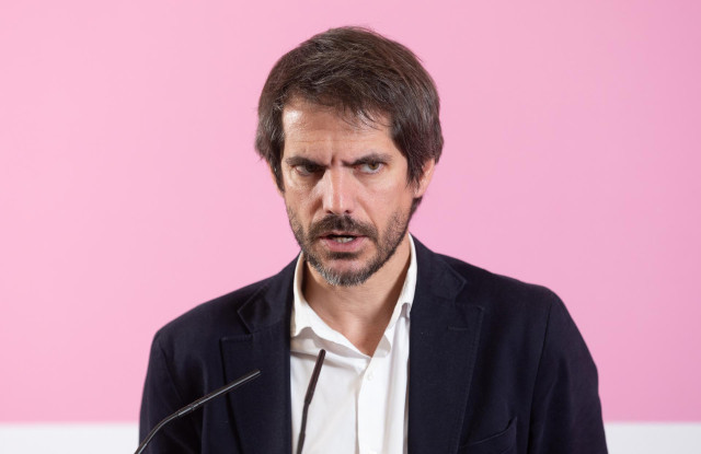 El ministro de Cultura y portavoz de Sumar, Ernest Urtasun, durante una rueda de prensa, en el Espacio Rastro, a 27 de noviembre de 2023, en Madrid (España).