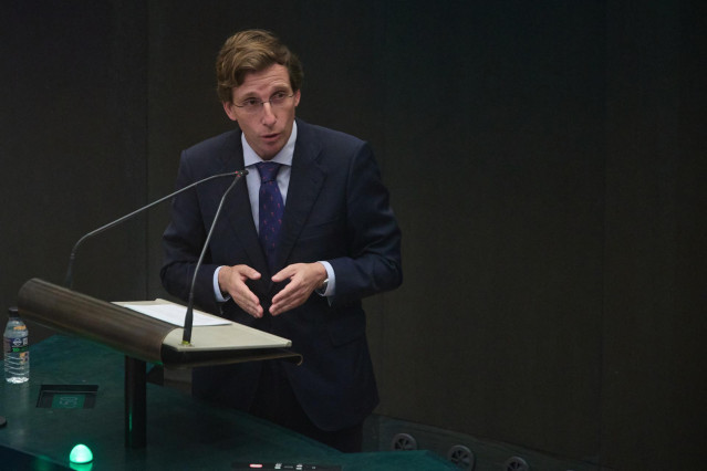 Archivo - El alcalde de Madrid, José Luis Martínez-Almeida, interviene durante una sesión ordinaria del Pleno Municipal, en el Palacio de Cibeles