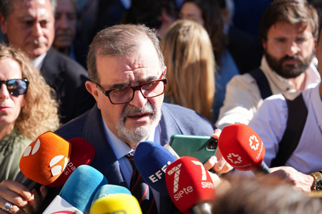 El expresidente de la Junta de Andalucía José Rodríguez de la Borbolla atiende a los medios durante la concentración de jueces y magistrados contra la Ley de Amnistía pactada por el PSOE y Junts, a 13 de noviembre de 2023, en Sevilla (Andalucía, España).