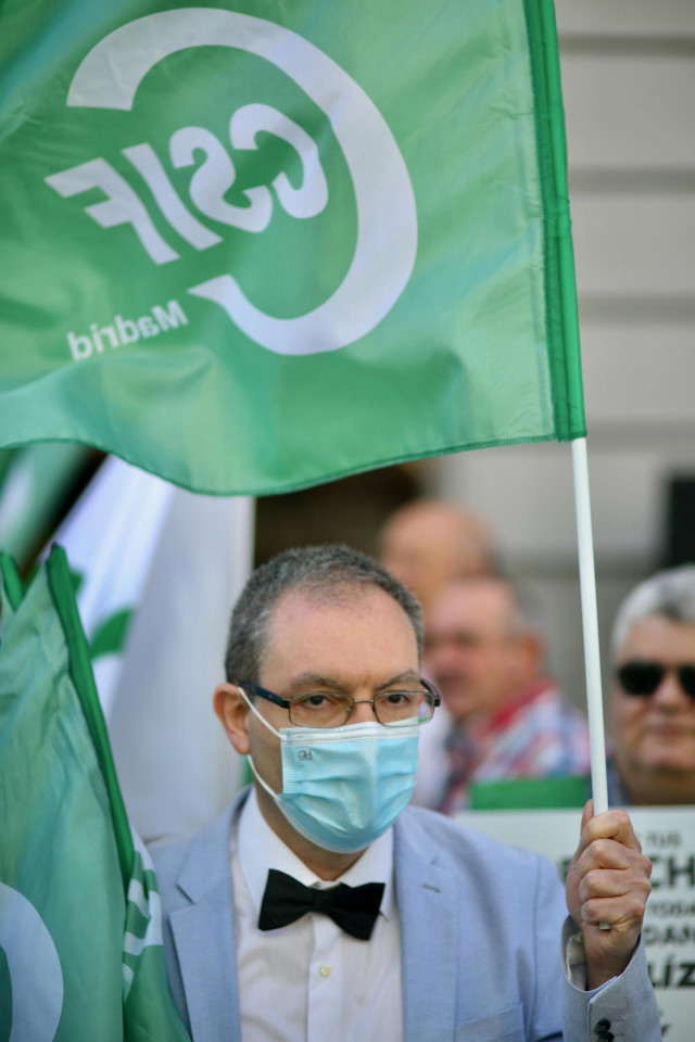 Archivo - Varias personas se manifiestan con banderas de la Central Sindical Independiente y de Funcionarios (CSIF) frente al Ministerio de Hacienda y Función Pública durante una protesta, a 22 de junio de 2022, en Madrid (España).