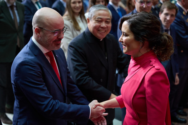 La presidenta de la Comunidad de Madrid, Isabel Díaz Ayuso saluda al delegado del Gobierno en la Comunidad de Madrid, Francisco Martín, a su llegada a los actos conmemorativos del 45º aniversario de la Constitución Española, en la Real Casa de Correos, a