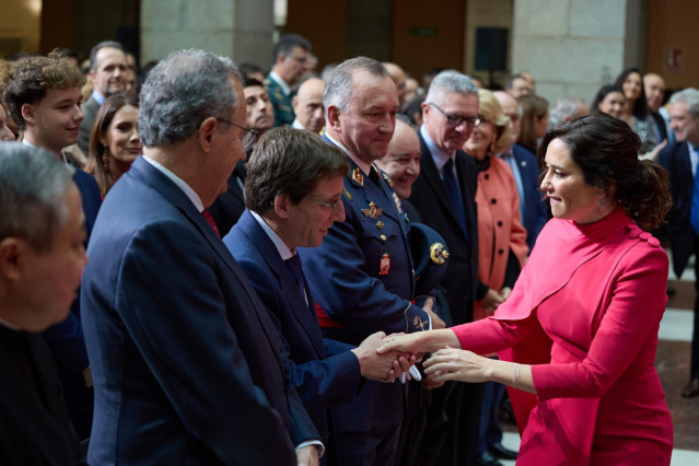 La presidenta de la Comunidad de Madrid, Isabel Díaz Ayuso, saluda al alcalde de Madrid, José Luis Martínez-Almeida, a su llegada a los actos conmemorativos del 45º aniversario de la Constitución Española, en la Real Casa de Correos