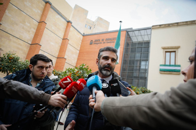 El portavoz del Gobierno andaluz y consejero de Sostenibilidad, Medio Ambiente y Economía Azul, Ramón Fernández-Pacheco, atiende a los medios de comunicación tras el acto del Día de la Bandera en Almería.
