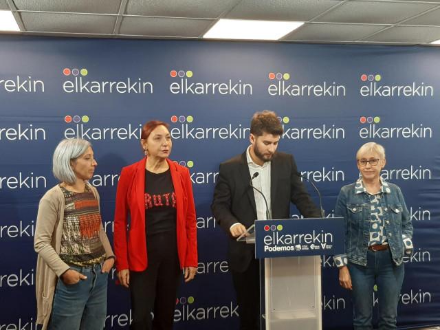 Eneritz de Madariaga, Carmen Muñoz, David Soto y Arantza González en rueda de prensa en la sede de Podemos en Bilbao.