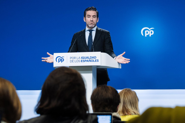 El portavoz y vicesecretario de Cultura del PP, Borja Sémper, ofrece una rueda de prensa posterior a la reunión del Comité de Dirección del Partido Popular, en la sede nacional del PP, a 4 de diciembre de 2023, en Madrid (España). Durante la comparecencia