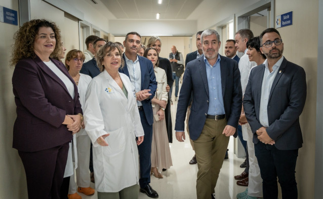 El presidente canario, Fernando Clavijo, durante su visita al búnker del Hospital de Lanzarote, en un día en el que además de mantener una reunión con el presidente del Cabildo de Lanzarote, el Ejecutivo canario celebra el Consejo de Gobierno en la isla