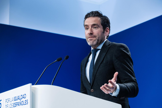 El portavoz y vicesecretario de Cultura del PP, Borja Sémper, ofrece una rueda de prensa posterior a la reunión del Comité de Dirección del Partido Popular, en la sede nacional del PP, a 4 de diciembre de 2023, en Madrid (España). Durante la comparecencia