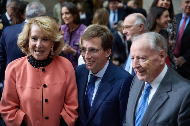 La expresidenta de la Comunidad de Madrid, Esperanza Aguirre, junto al alcalde de Madrid, José Luis Martínez-Almeida y el exalcalde de Madrid, José María Álvarez del Manzano, durante los actos conmemorativos del 45º aniversario de la Constitución Española