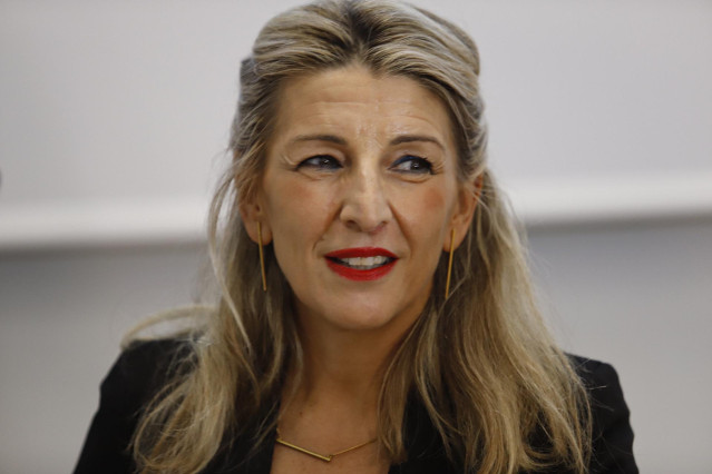 La vicepresidenta del Gobierno, ministra de Trabajo y Economía Social y la líder de Sumar, Yolanda Díaz, durante la presentación del libro '¿Sociedad de mercado o sociedad decente?. Crítica de la obediencia neoliberal', en el Auditorio Zona Franca, antigu