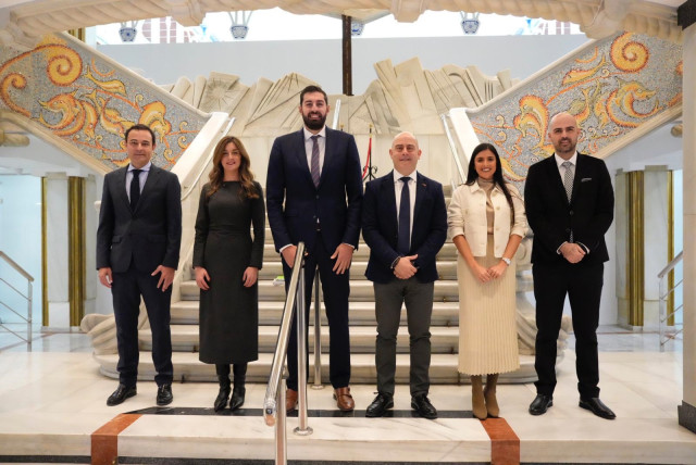El vicepresidente y consejero de Interior, Emergencias y Ordenación del Territorio, José Ángel Antelo, acompañado de su equipo, durante la jornada de presentación del presupuesto de su departamento para 2024