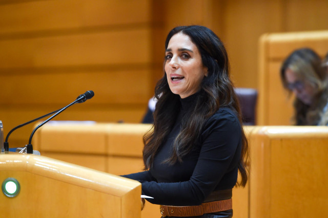 La senadora de VOX Paloma Gómez interviene durante una sesión plenaria en el Senado, a 8 de noviembre de 2023, en Madrid (España). El Pleno del Senado aborda hoy la toma en consideración de la propuesta de reforma del Reglamento planteada por el PP para d