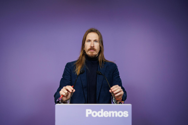 El portavoz de Podemos, Pablo Fernández, ofrece una rueda de prensa, en la sede de Podemos, a 4 de diciembre de 2023, en Madrid (España).