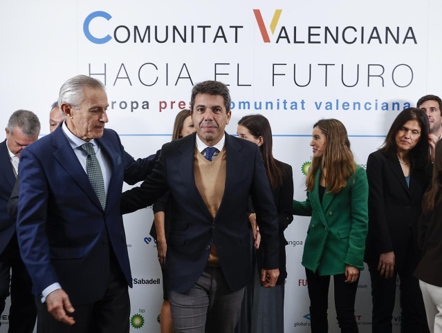 El presidente ejecutivo de Europa Press, Asís Martín de Cabiedes, saluda al 'president' de la Generalitat, Carlos Mazón, en un foro organizado por Europa Press.