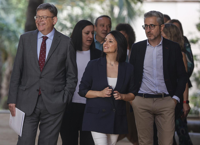 Archivo - (I-D) El secretario general del PSPV-PSOE y presidente del Grupo Parlamentario Socialista en Les Corts, Ximo Puig; la síndica del PSPV en Les Corts, Rebeca Torró, y el portavoz adjunto del PSPV-PSOE en Les Corts, Arcadi España, en una imagen de
