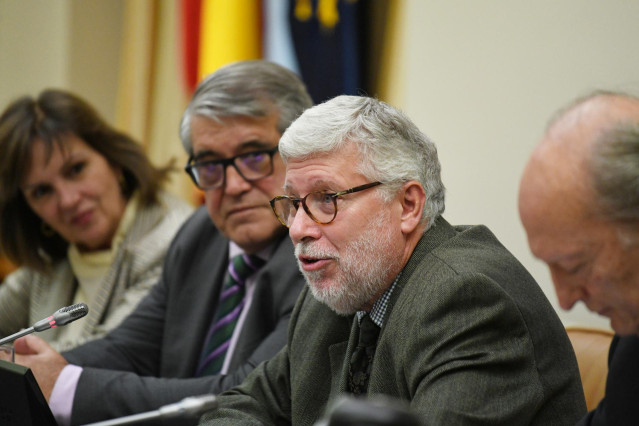 El diputado y miembro de la fundación Andreu Nin, Agustín Santos (2d), durante la actividad ordinaria de la comisión de sanidad el día en el que se constituyen 28 comisiones, en el Congreso de los Diputados, a 4 de diciembre de 2023, en Madrid (España).