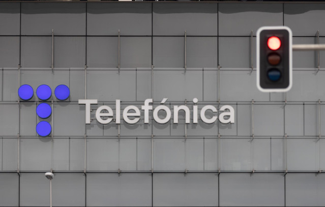 Un semáforo en rojo frente a la sede de Telefónica, a 28 de noviembre de 2023, en Madrid (España).