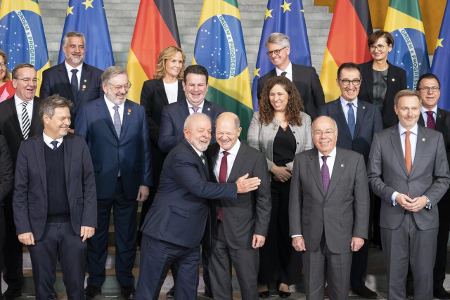 El presidente de Brasil, Luiz Inácio Lula da Silva, junto al canciller alemán, Olaf Scholz
