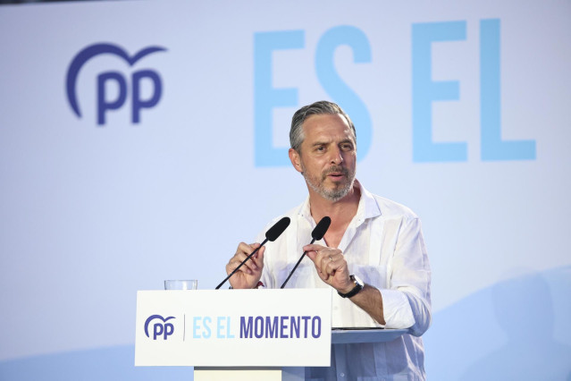 Archivo - El candidato número uno del PP por Sevilla al Congreso, Juan Bravo, durante su intervención en el acto de cierre de campaña del PSOE a 21 de julio del 2023 en Sevilla (Andalucía, España). Mariano Rajoy  ha participado en en este acto de cierre d