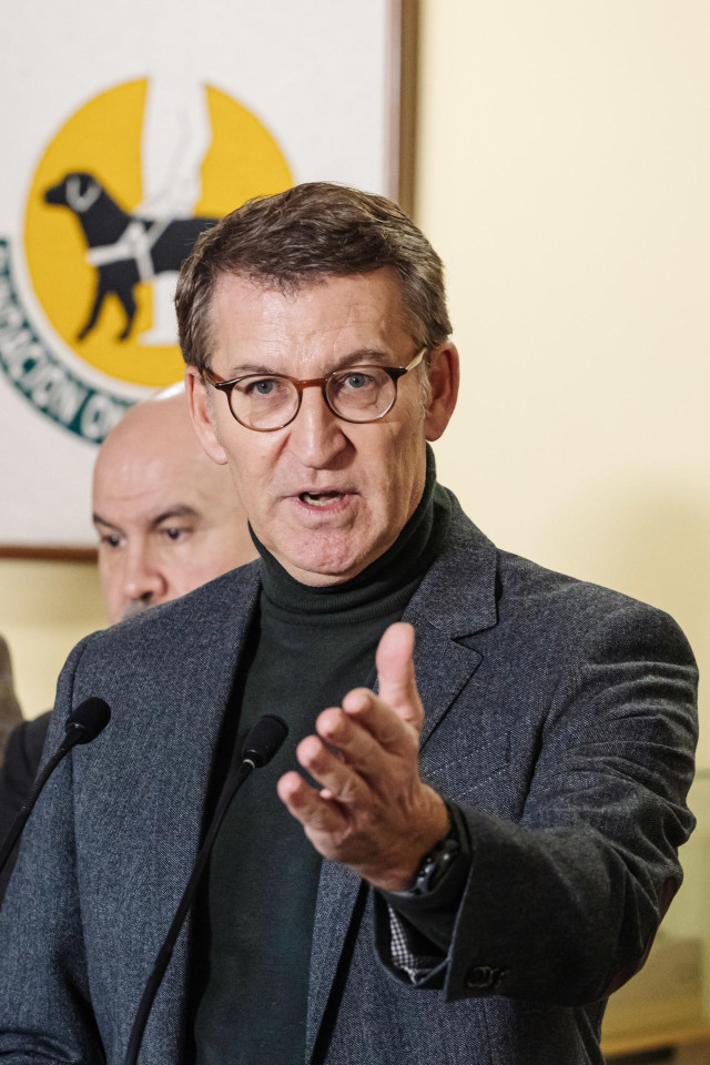 El presidente del Partido Popular, Alberto Núñez Feijóo, interviene durante su visita a las instalaciones de la Fundación ONCE del Perro Guía (FOPG), a 1 de diciembre de 2023, en Boadilla del Monte, Madrid (España).