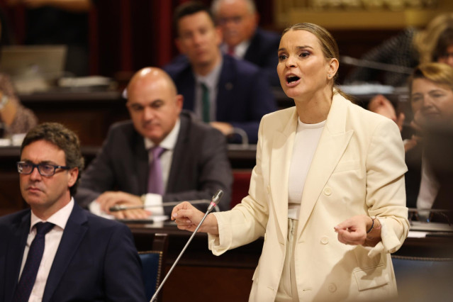 La presidenta del Govern balear, Marga Prohens, en una sesión de control al Govern.