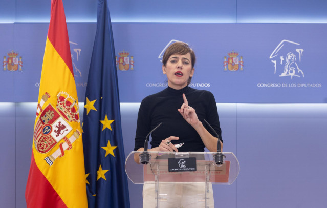La portavoz de Sumar en el Congreso, Marta Lois, durante una rueda de prensa en el Congreso.