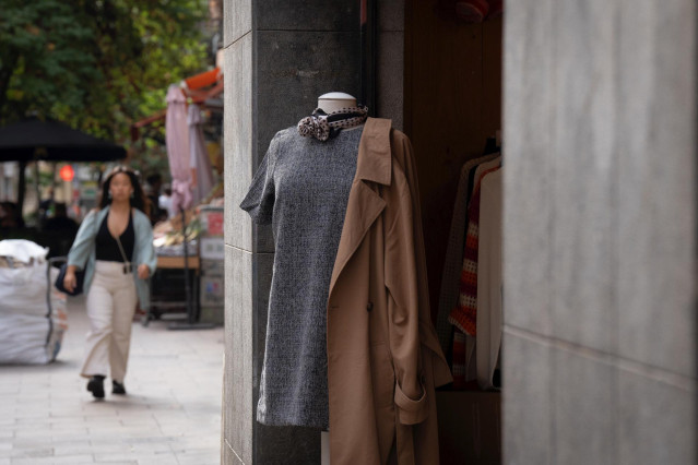 Archivo - Un maniquí vestido con un vestido y un abrigo, a 17 de octubre de 2023, en Barcelona, Catalunya (España).