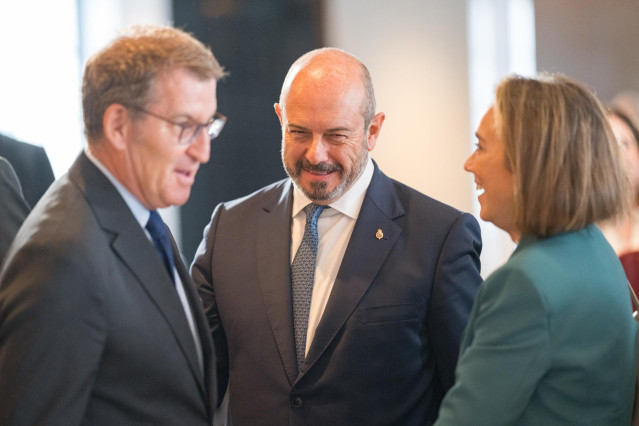 Archivo - (I-D) El presidente del PP, Alberto Núñez Feijóo; el presidente del Senado, Pedro Rollán y la portavoz del PP en el Congreso y secretaria general del partido, Cuca Gamarra, durante un desayuno Informativo de Europa Press, en el Rosewood Villa Ma